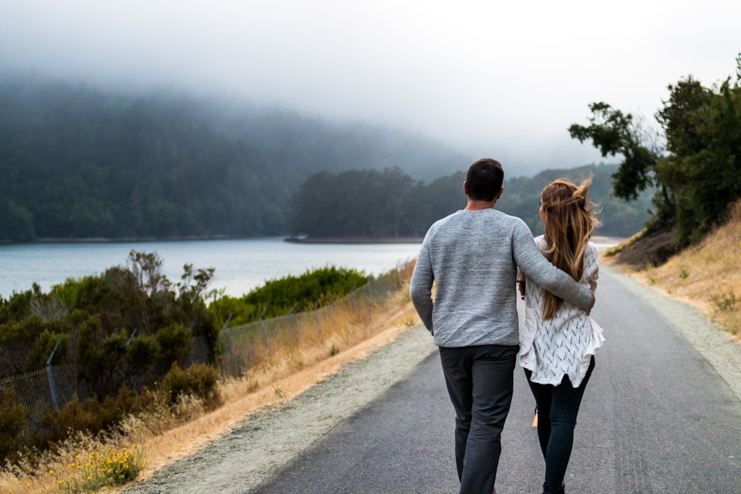 Photo Couples embrace